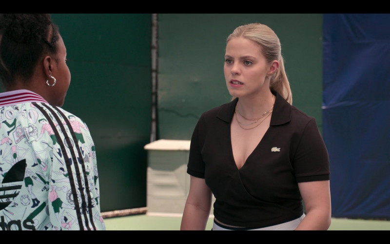 Lacoste Women’s Top of Reneé Rapp as Leighton Murray in The Sex Lives of College Girls S02E06 Doppelbanger (1)