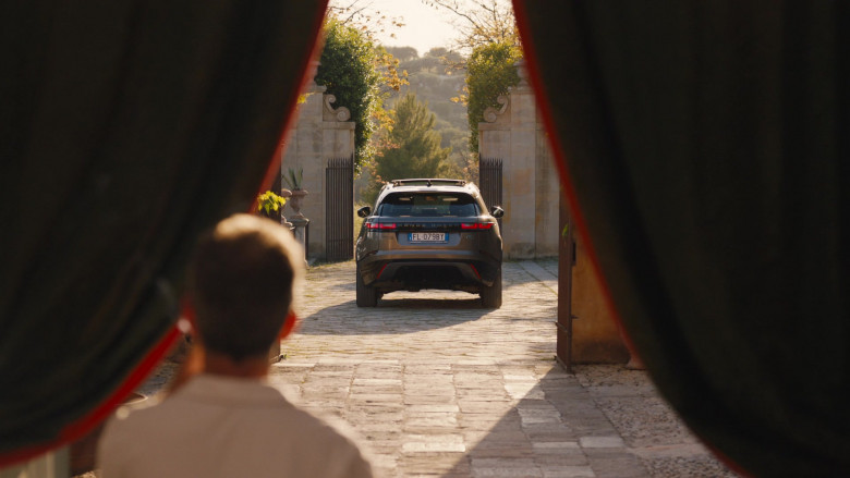 Land Rover Range Rover Velar Car in The White Lotus S02E06 Abductions (2)