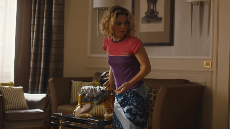 Lee Pipes T-Shirt Outfit of Actress Haley Lu Richardson as Portia in The White Lotus S02E07 TV Show 2022 (1)