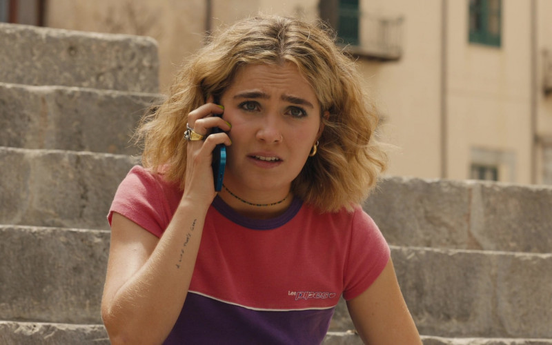 Lee Pipes T-Shirt Outfit of Actress Haley Lu Richardson as Portia in The White Lotus S02E07 TV Show 2022 (2)