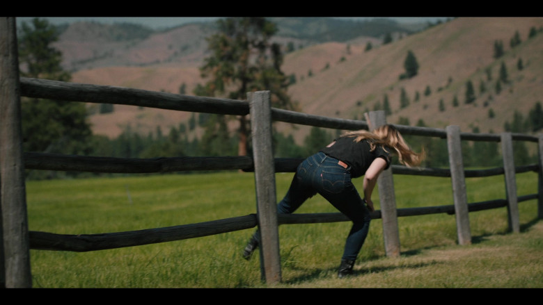 Levi's Women's Jeans in Yellowstone S05E06 Cigarettes, Whiskey, a Meadow and You (2022)