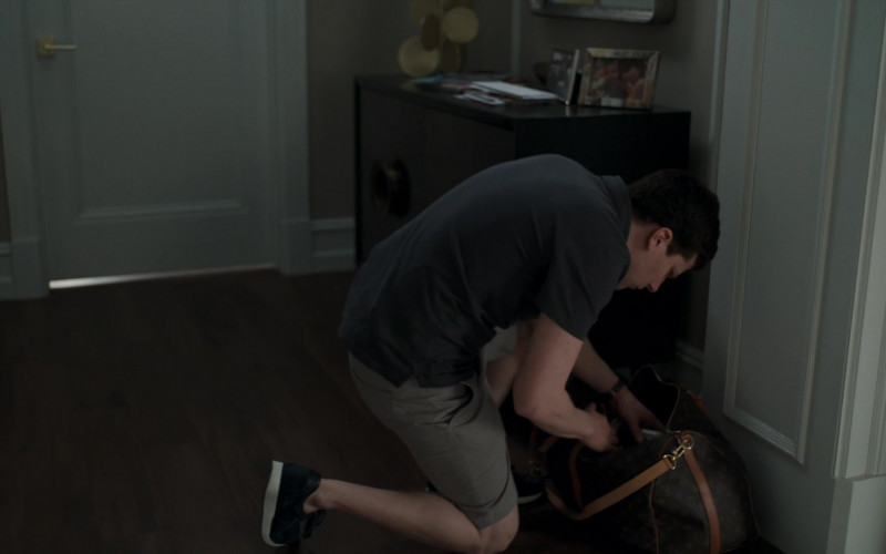 Louis Vuitton Bag in Fleishman Is in Trouble S01E04 God, What an Idiot He Was! (2022)