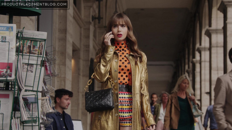 Louis Vuitton Bag of Lily Collins as Emily Cooper in Emily in Paris S03E05 Ooo La La Liste (2)