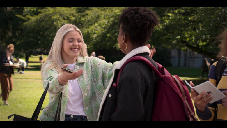 Microsoft Surface Duo Smartphone in The Sex Lives of College Girls S02E06 Doppelbanger (1)
