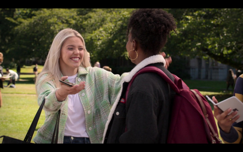 Microsoft Surface Duo Smartphone in The Sex Lives of College Girls S02E06 Doppelbanger (1)