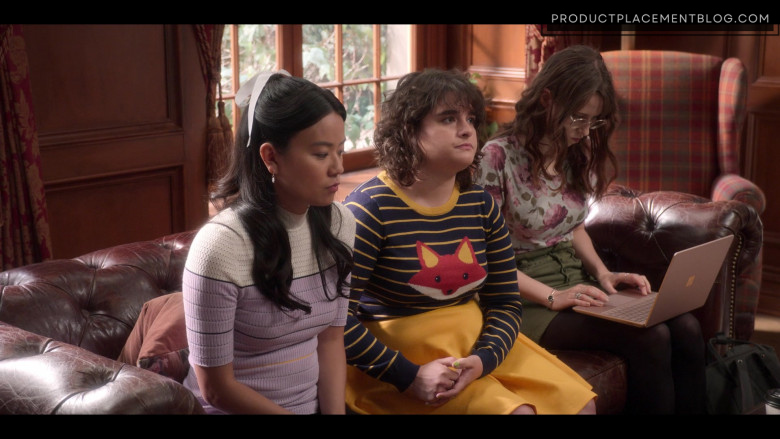 Microsoft Surface Laptop in The Sex Lives of College Girls S02E10 The Rooming Lottery (2)