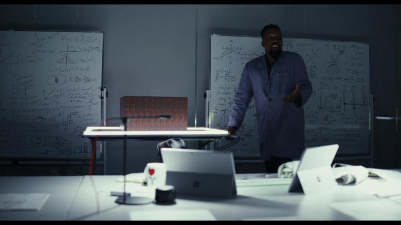 Microsoft Surface Tablets Used by Leslie Odom Jr. as Lionel Toussaint in Glass Onion A Knives Out Mystery Movie (3)