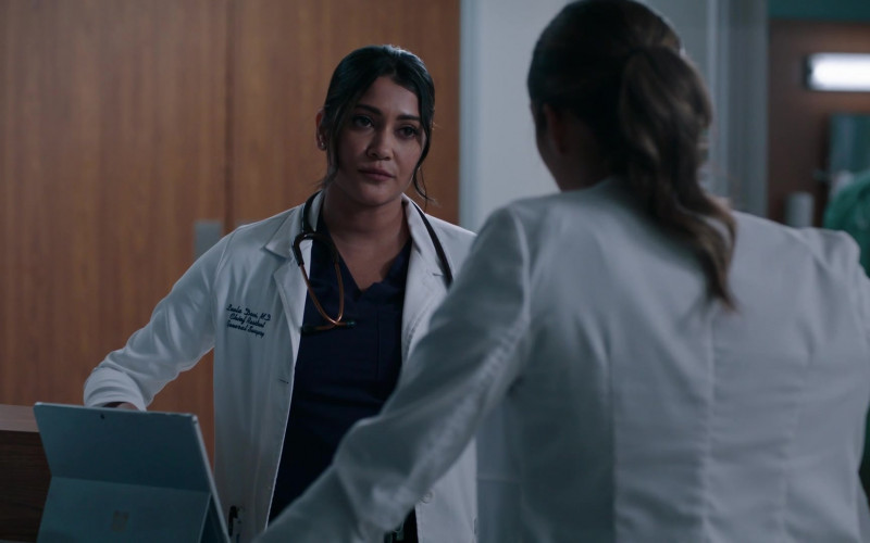 Microsoft Surface Tablets in The Resident S06E10 Family Day (2)