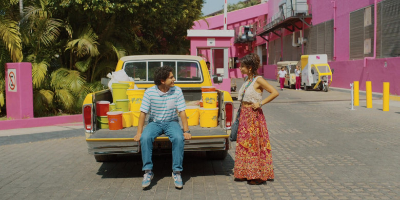 Nike Sneakers in Acapulco S02E09 The Power of Love (2022)