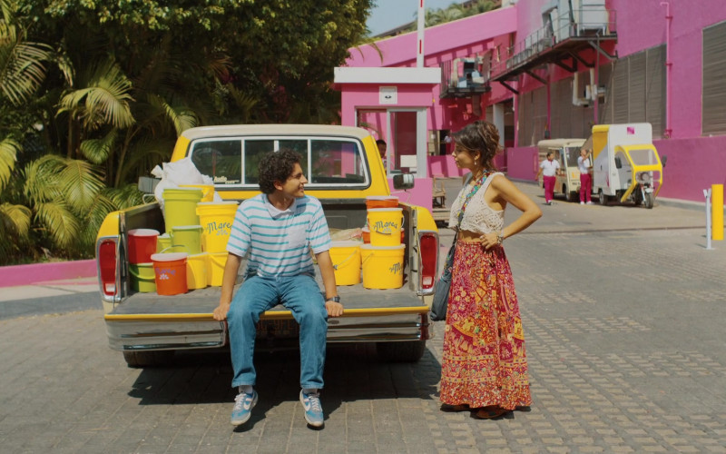 Nike Sneakers in Acapulco S02E09 "The Power of Love" (2022)