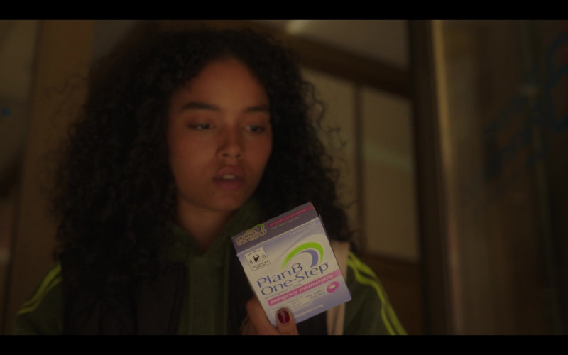 Plan B One-Step Emergency Contraceptive in Gossip Girl S02E06 "How to Bury a Millionaire" (2022)