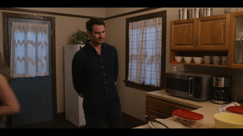 RCA Microwave Oven in Firefly Lane S02E09 Hart Shaped Box (2022)