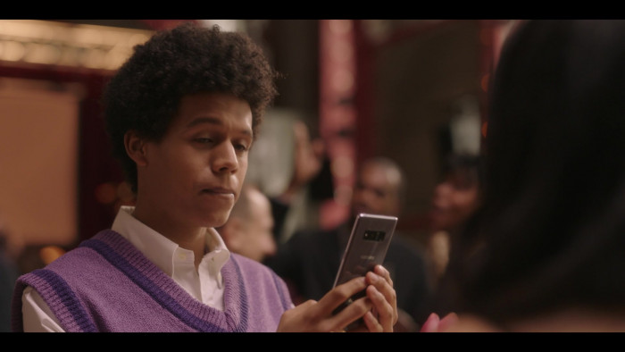 Samsung Galaxy Mobile Phone In Gossip Girl S02E06 "How To Bury A
