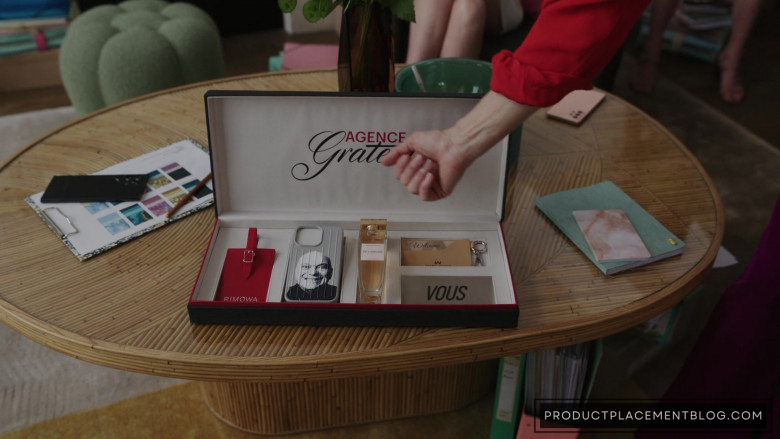 Samsung Galaxy Phone and Rimowa in Emily in Paris S03E02 What It's All About… (2022)