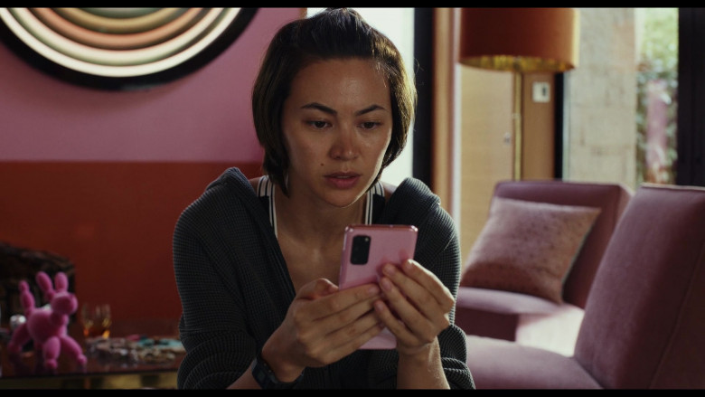 Samsung Galaxy Pink Mobile Phone Held by Jessica Henwick as Peg in Glass Onion A Knives Out Mystery (2)