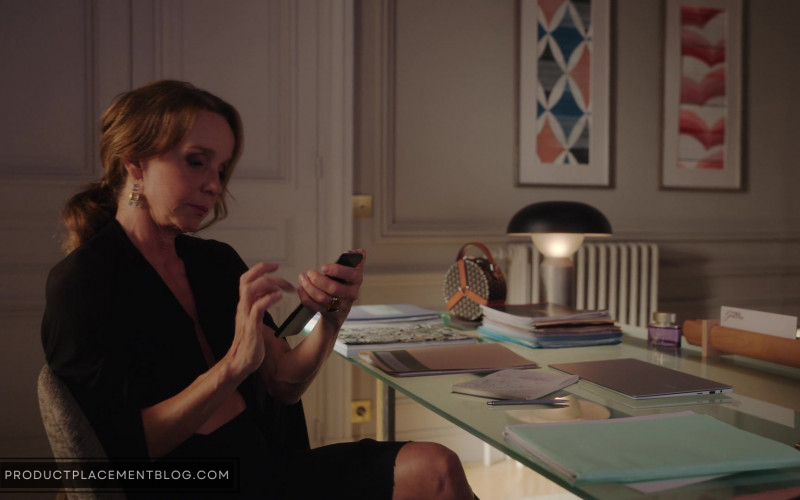 Samsung Galaxy Smartphone and Laptop in Emily in Paris S03E08 Fashion Victim (2022)