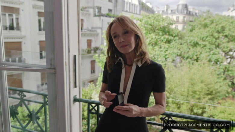 Samsung Galaxy Smartphones in Emily in Paris S03E02 What It's All About… (2)