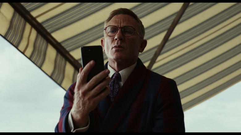 Samsung Galaxy Z Flip Smartphone Held by Daniel Craig as Benoit Blanc in Glass Onion A Knives Out Mystery (1)