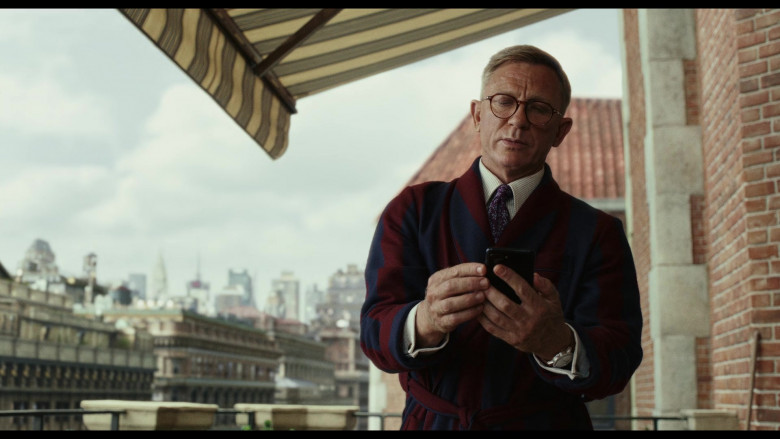 Samsung Galaxy Z Flip Smartphone Held by Daniel Craig as Benoit Blanc in Glass Onion A Knives Out Mystery (2)