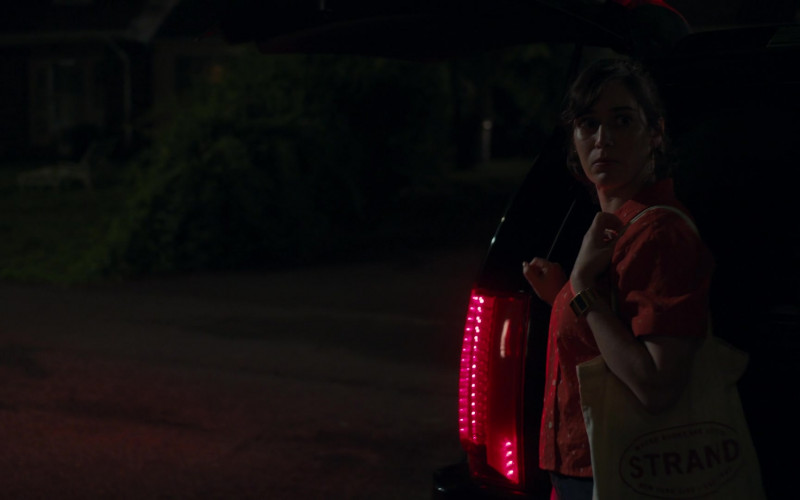 Strand Book Store Bag of Lizzy Caplan in Fleishman Is in Trouble S01E05 Vantablack (2022)