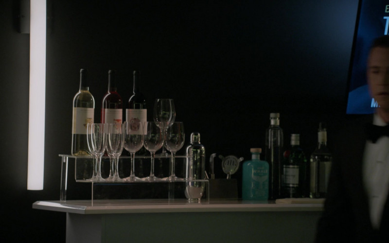 Winking Owl Wine, Gray Whale Gin, Tanqueray Gin in The Game S02E03 The Calm Before the Strike (2022)