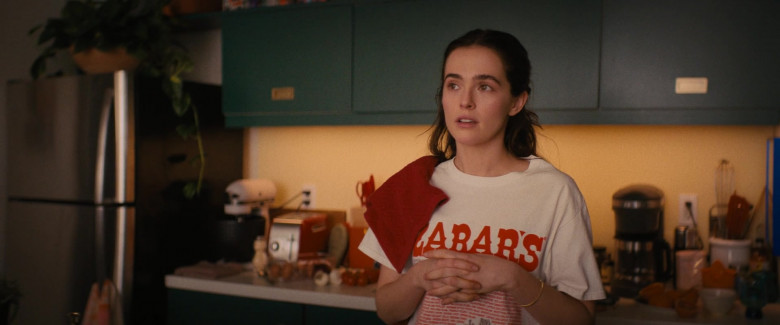 Zabar’s Store T-Shirt Worn by Zoey Deutch as Rachel Meyer in Something from Tiffany’s (4)