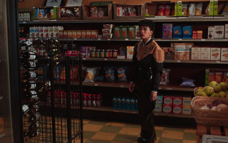 Zapp's Potato Chips, Field Day Products, Pacific Foods, Annie's, Tate's Bake Shop, Deep River Snacks, Blue Diamond Almonds Nut Thins, Gatorade Drinks, Powerade Bottles, Garden of Eatin' Blue Corn Tortilla Chips in First Wives Club S03E06 "Ask the Lonely" (2022)