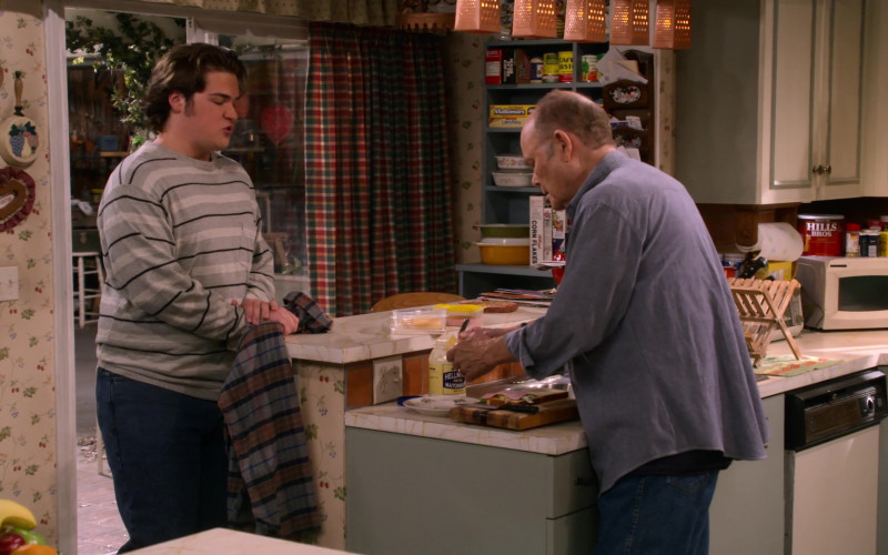 Sugar in the Raw, Cafe Bustelo, Nabisco Mallomars, Lorna Doone, Kellogg's Corn Flakes, Hills Bros. Coffee and Hellmann's Real Mayonnaise in That '90s Show S01E02 "Free Leia" (2023)