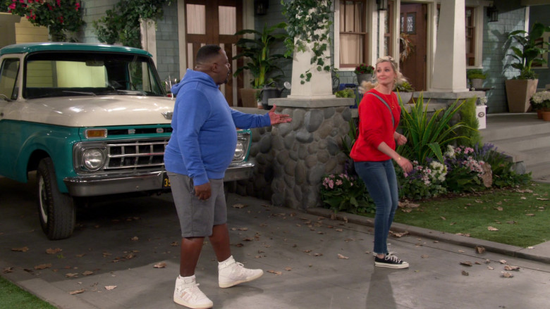 Adidas Sneakers of Cedric the Entertainer in The Neighborhood S05E11 Welcome to the Cornhole (1)