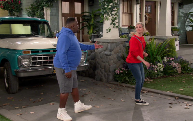 Adidas Sneakers of Cedric the Entertainer in The Neighborhood S05E11 Welcome to the Cornhole (1)
