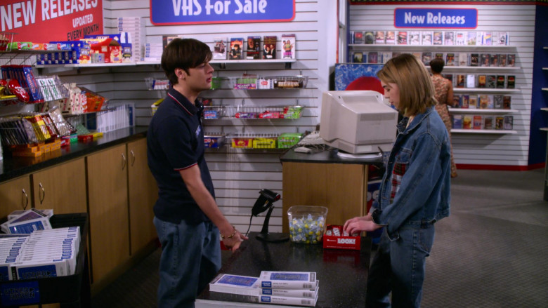Airheads, ACT II Popcorn, Jelly Belly, Junior Mints, Whoppers, Big Hunk, Look! Candy Bars in That '90s Show S01E02 Free Leia (2023)