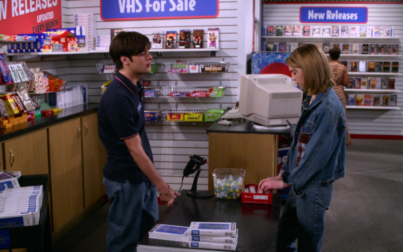 Airheads, ACT II Popcorn, Jelly Belly, Junior Mints, Whoppers, Big Hunk, Look! Candy Bars in That '90s Show S01E02 "Free Leia" (2023)