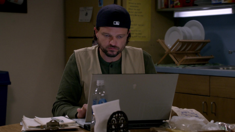 Alienware Gaming Laptop Computer in Bob Hearts Abishola S04E10 An Afro and a Peugeot (1)