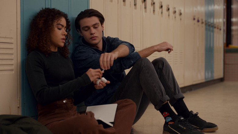 Apple AirPods Headphones and Adidas Shoes of Felix Mallard as Marcus Baker in Ginny & Georgia S02E03 What Are You Playing at, Little Girl (2023)