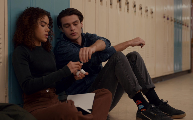 Apple AirPods Headphones and Adidas Shoes of Felix Mallard as Marcus Baker in Ginny & Georgia S02E03 What Are You Playing at, Little Girl (2023)
