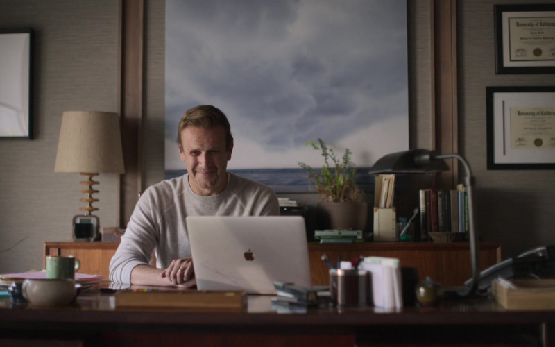 Apple MacBook Laptop Used by Jason Segel as Jimmy Laird in Shrinking S01E02 Fortress of Solitude (1)