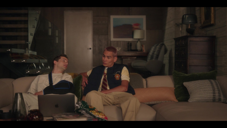 Apple MacBook Laptop in Gossip Girl S02E09 I Know What You Did Last Summit (2023)