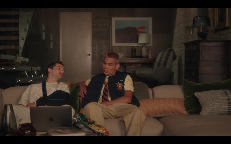 Apple MacBook Laptop in Gossip Girl S02E09 I Know What You Did Last Summit (2023)