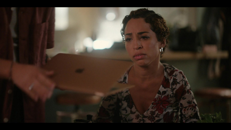 Apple MacBook Laptop in The L Word Generation Q S03E07 Little Boxes (2)