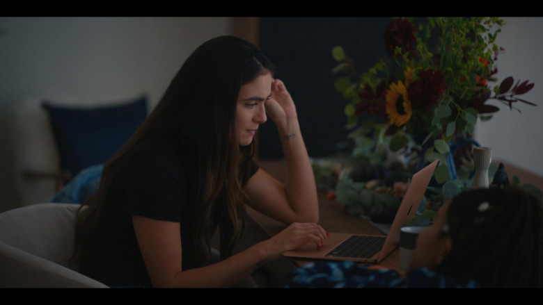 Apple MacBook Laptop in The L Word Generation Q S03E08 Quality Family Time (2023)