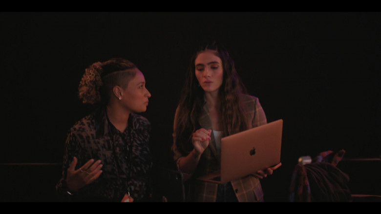 Apple MacBook Laptop in The L Word Generation Q S03E09 Quiet Before the Storm (2)