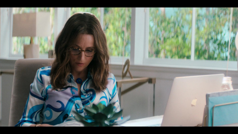 Apple MacBook Laptop of Julia Louis-Dreyfus as Shelley Cohen in You People (2023)