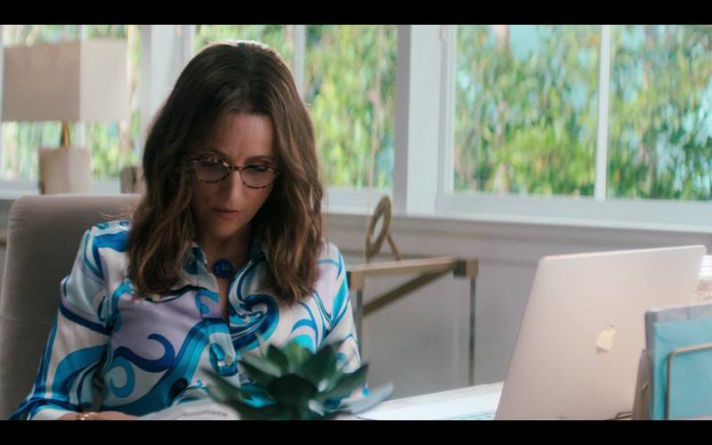 Apple MacBook Laptop of Julia Louis-Dreyfus as Shelley Cohen in You People (2023)