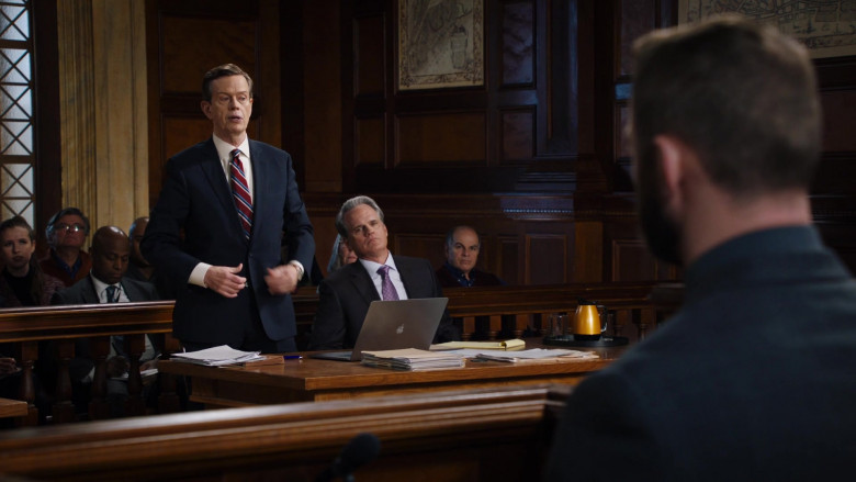 Apple MacBook Laptops in Law & Order S22E10 Land of Opportunity (3)
