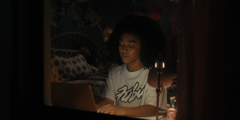 Apple MacBook Laptops in Truth Be Told S03E02 Her Armed With Sorrow Sore (1)