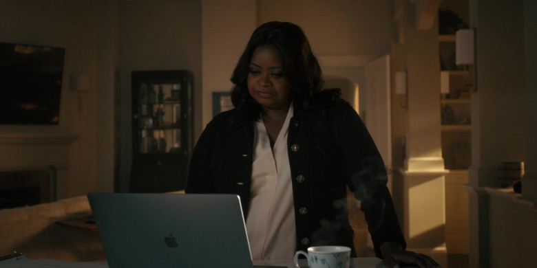 Apple MacBook Laptops in Truth Be Told S03E02 Her Armed With Sorrow Sore (2)