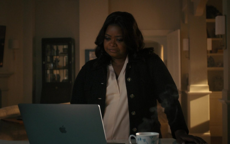 Apple MacBook Laptops in Truth Be Told S03E02 Her Armed With Sorrow Sore (2)