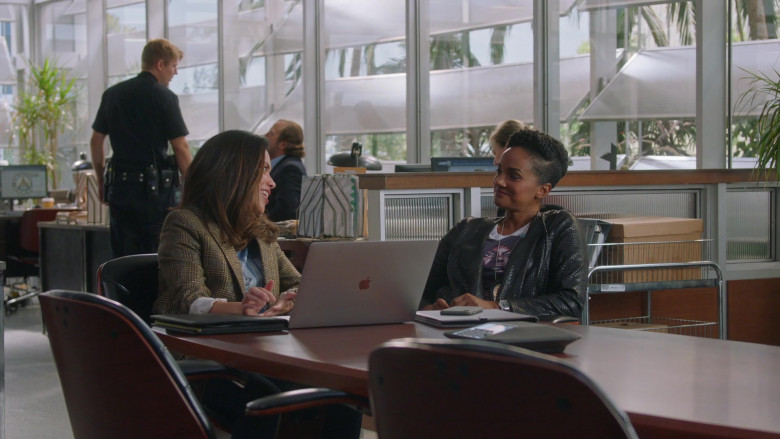Apple MacBook Pro Laptop in The Rookie S05E10 The List (1)