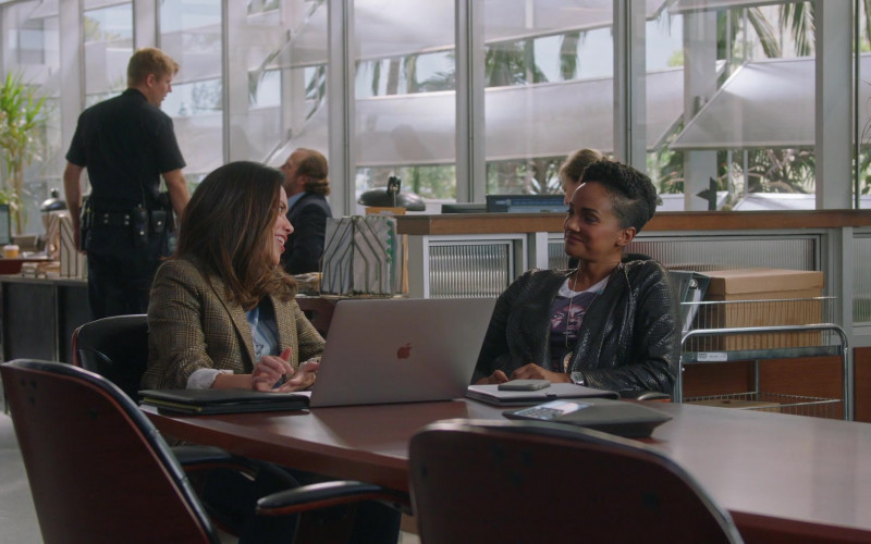 Apple MacBook Pro Laptop in The Rookie S05E10 The List (1)