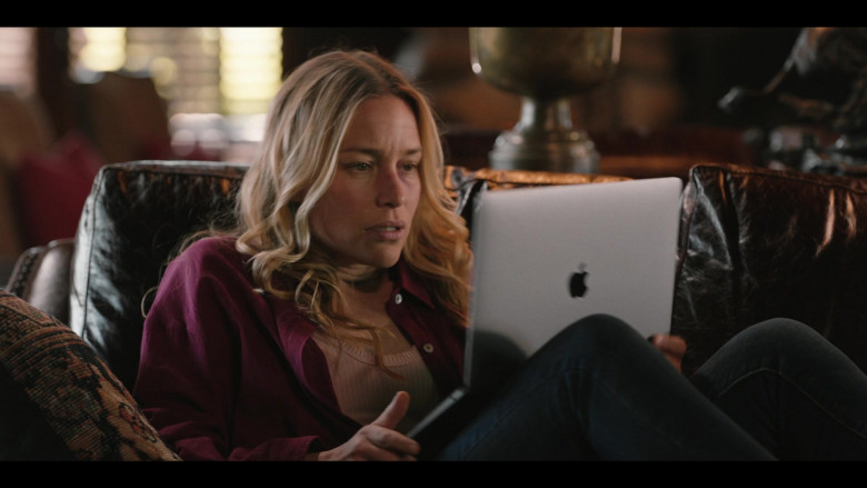 Apple MacBook Pro Laptop in Yellowstone S05E08 A Knife and No Coin (1)